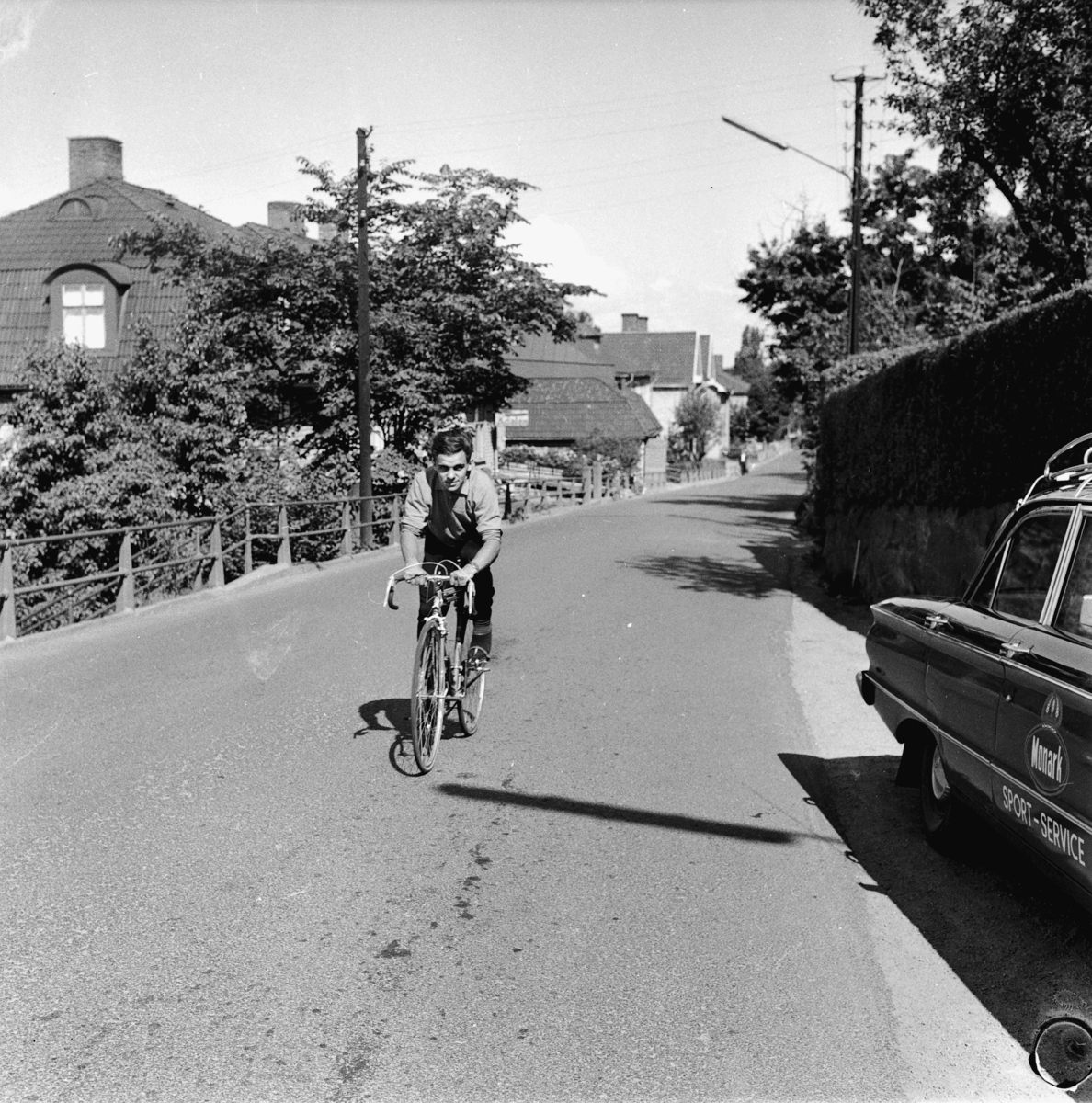 Cyklist Lennart Emanuelsson från Värnamo CykelKlubb cyklar uppför Ådalsvägen i Huskvarna.