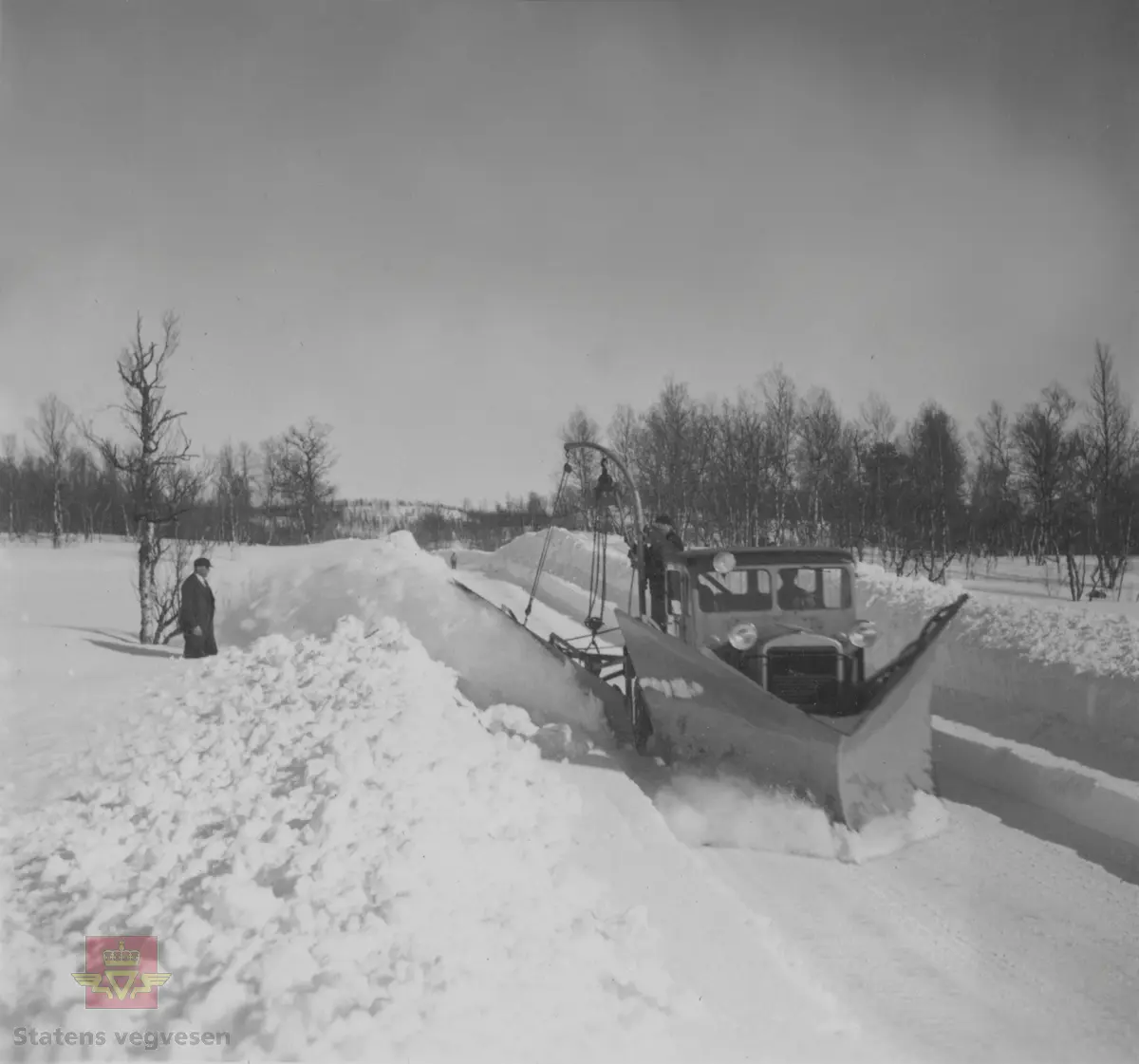 Snøbrøyting med FWD lastebil modell SSU, med spissplog og sideplog vinteren 1937. Mannen på planet betjener plogen ut og inn, og i høyden. Klikk på pilen til høyre for å se flere bilder. Bilde nr. 2 viser FWD brøytebil i arbeid med sideplog. Bilde nr. 3 viser FWD brøytebil. Bilde nr. 4 har påskrevet tekst på bildet :" I Troms Fylkes Veivesen".  Disse 4 bildene er fra Colbjørnsen & Co A/S sitt album. Men det kan tenkes at brøytebildene som vises her er fra Narvik, da strekningen Narvik - Tromsø ved Takvand er merket i albumet til tidligere vegdirektør Andreas Baalsrud "Mindealbum fra Troms". Et album han fikk fra deltagerne i Vei og Jernbanekommiteens reise i 1937, og som blant annet viser samme brøytebilder. Bilde nr. 5 og nr. 6 er fra vegdirektør Baalsruds Minnealbum fra Troms 1937. 

Ref. til artikkel i "Vegvesenets redskaper og maskiner 1941," av overingeniør Johs. Eggen, side 131. Merk "Fig. 212. Forplog og kantplog. Vegvesenet i Troms fylke. Kantplogen henger i en david." Jf. side 137. Se vedlegg i Nedlastinger for mer informasjon om ploger.