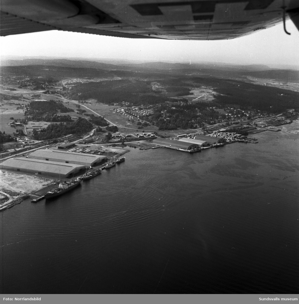 Flygfoto över Tunadals hamnterminal och sågverket.