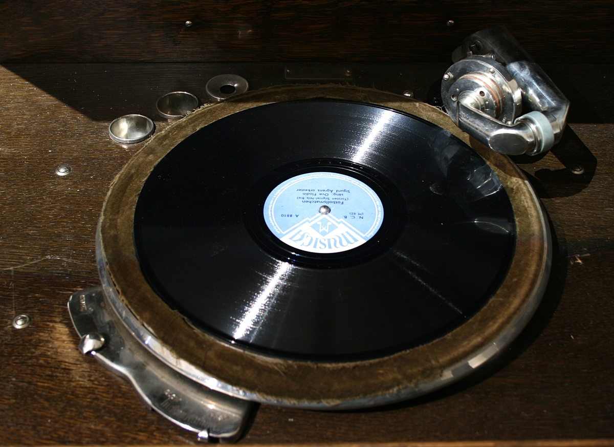 Grammofonkabinett med sveiv og høytaler med keramiske plater.