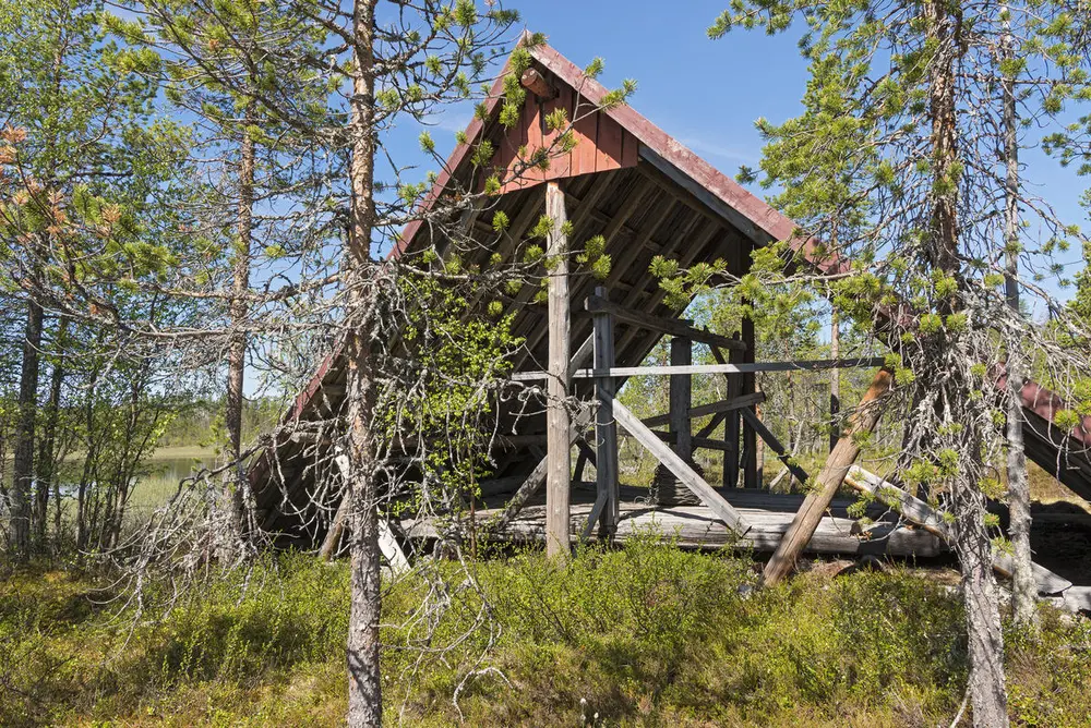 Spillflåte står under vernebygget med trær rundt.