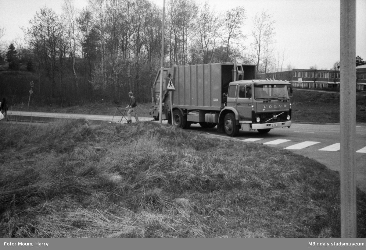 Annestorpsdalens scoutkår städar i Lindome centrum med angränsande områden, år 1984. Sopbil på Industrivägen.

För mer information om bilden se under tilläggsinformation.