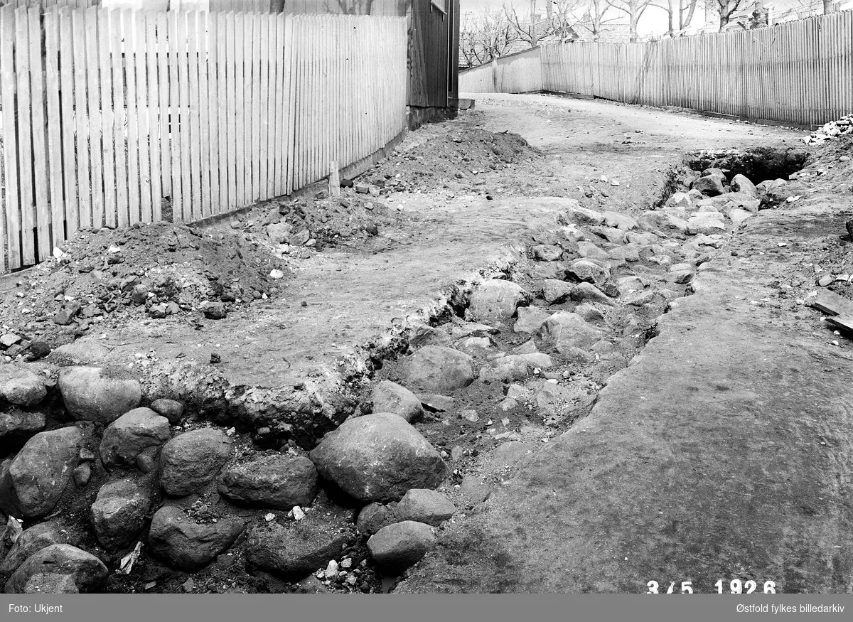 Utgraving av brulegning, funnet under graving i Borregaardsveien i Sarpsborg, 3. mai 1926.