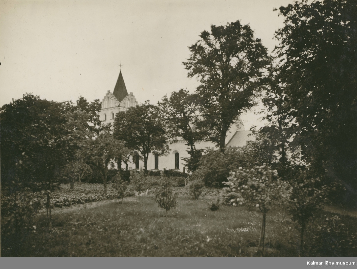 Ljungby kyrka. Fotografi på brun kartong
(se :2). På baksidan i blyerts dessutom "Kalmar Järnväg, 1318". Bilden publicerad i Kalmar-Torsås Järnväg 1899-1924 s 110.