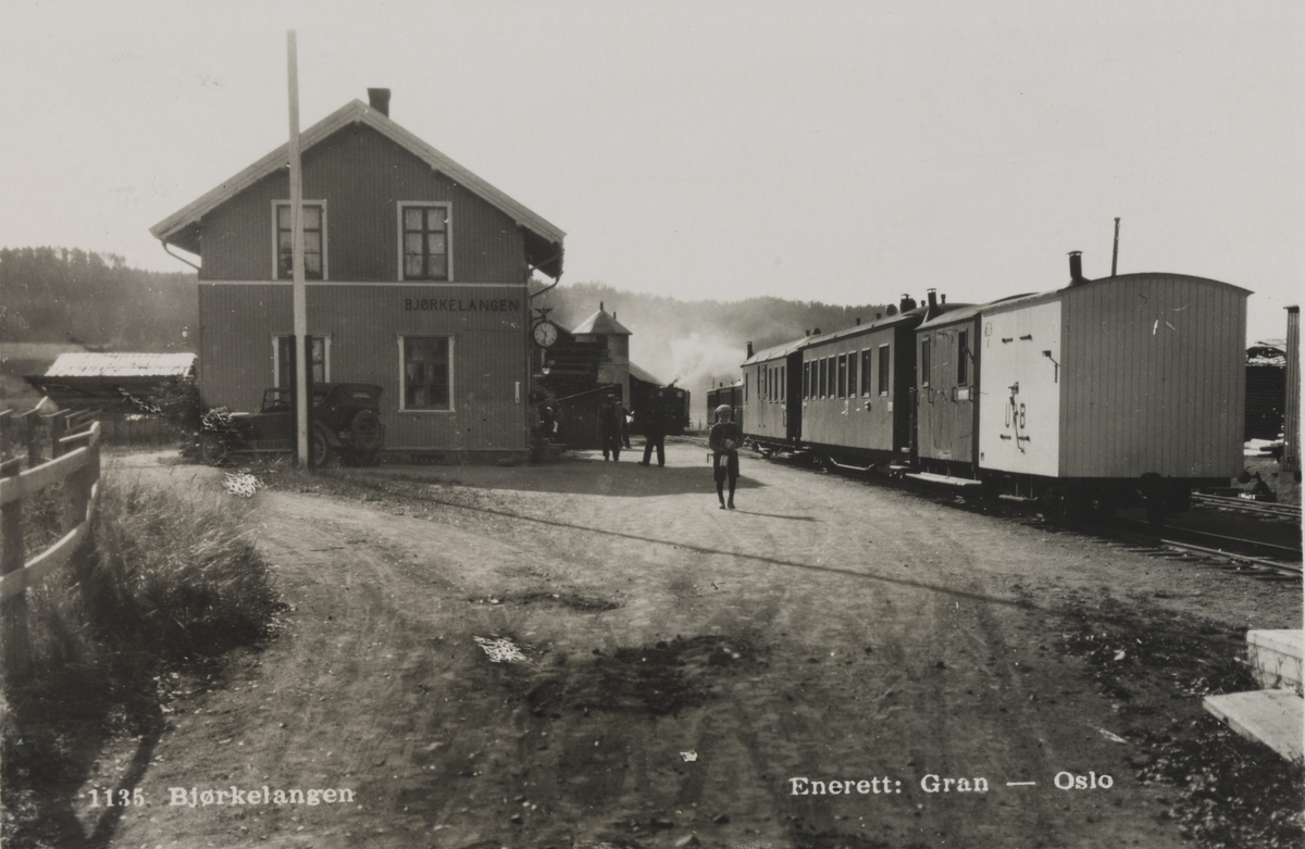 Bjørkelangen stasjon med tog til Sørumsand i spor 1. Skiftebevegelser med damplokomotivet i spor 2. Nærmest fotografen godsvogn S 10. 
(Lav bildekvalitet)