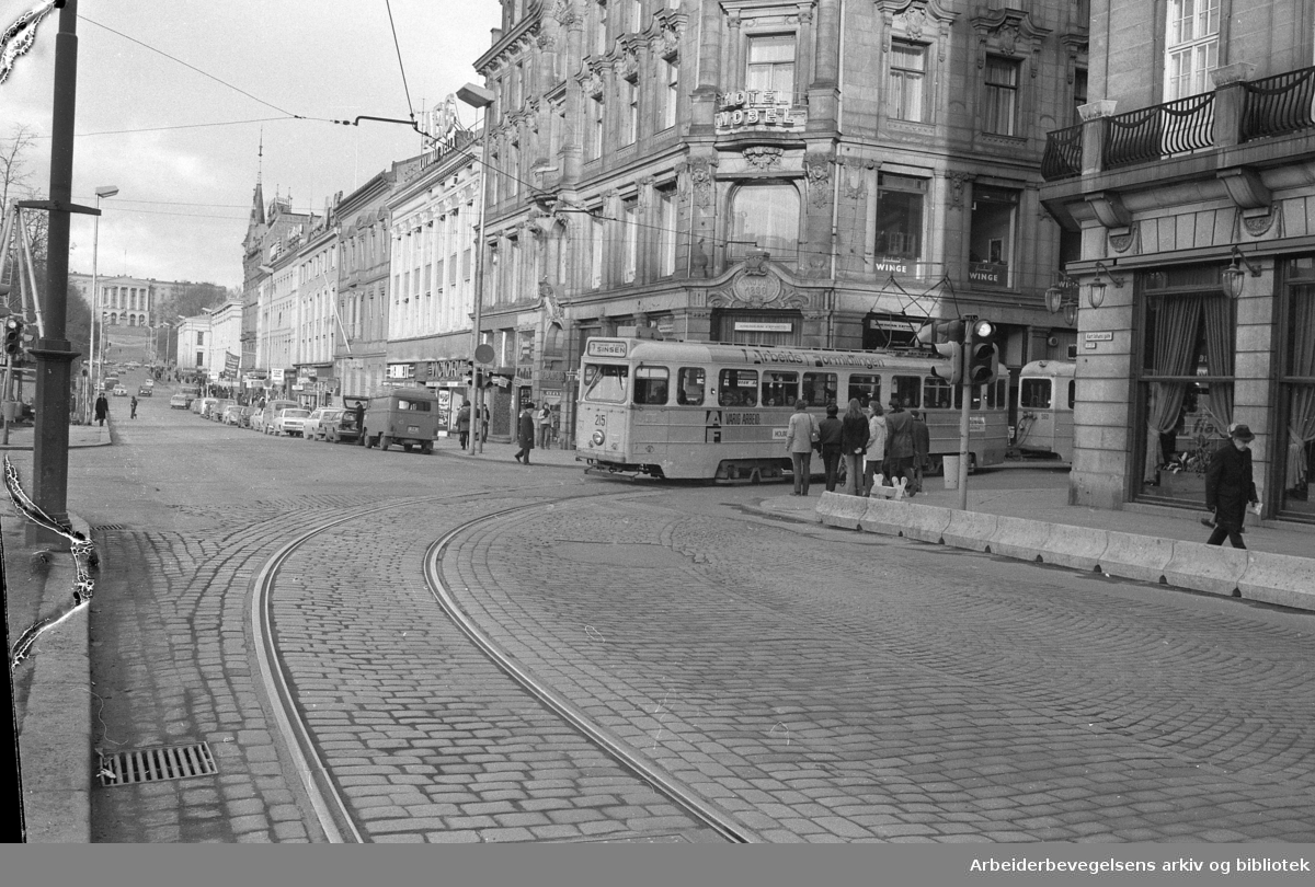 Trikk i Oslos gater. Februar 1973..Linje 7 til Sinsen, på hjørnet av Rosenkrantzgate og Karl Johans gate.