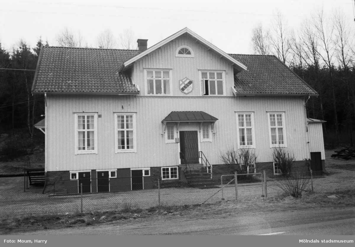 Lindome finska förenings föreningslokal vid Hällesåkersvägen i Sinntorp, Lindome, år 1984. Huset var tidigare skolbyggnad, gamla Sinntorpsskolan.

Fotografi taget av Harry Moum, HUM, Mölndals-Posten, vecka 17, år 1984.