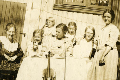 To damer og fem jenter i forskjellig alder oppstilt for fotografen.. Foto/Photo