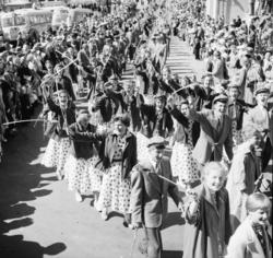 Vardens arkiv. "17 mai tog"  17.05.1954