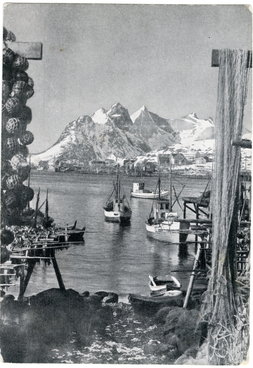 Postkort. Kystlandskap med båter og fjell i Reine, Lofoten.