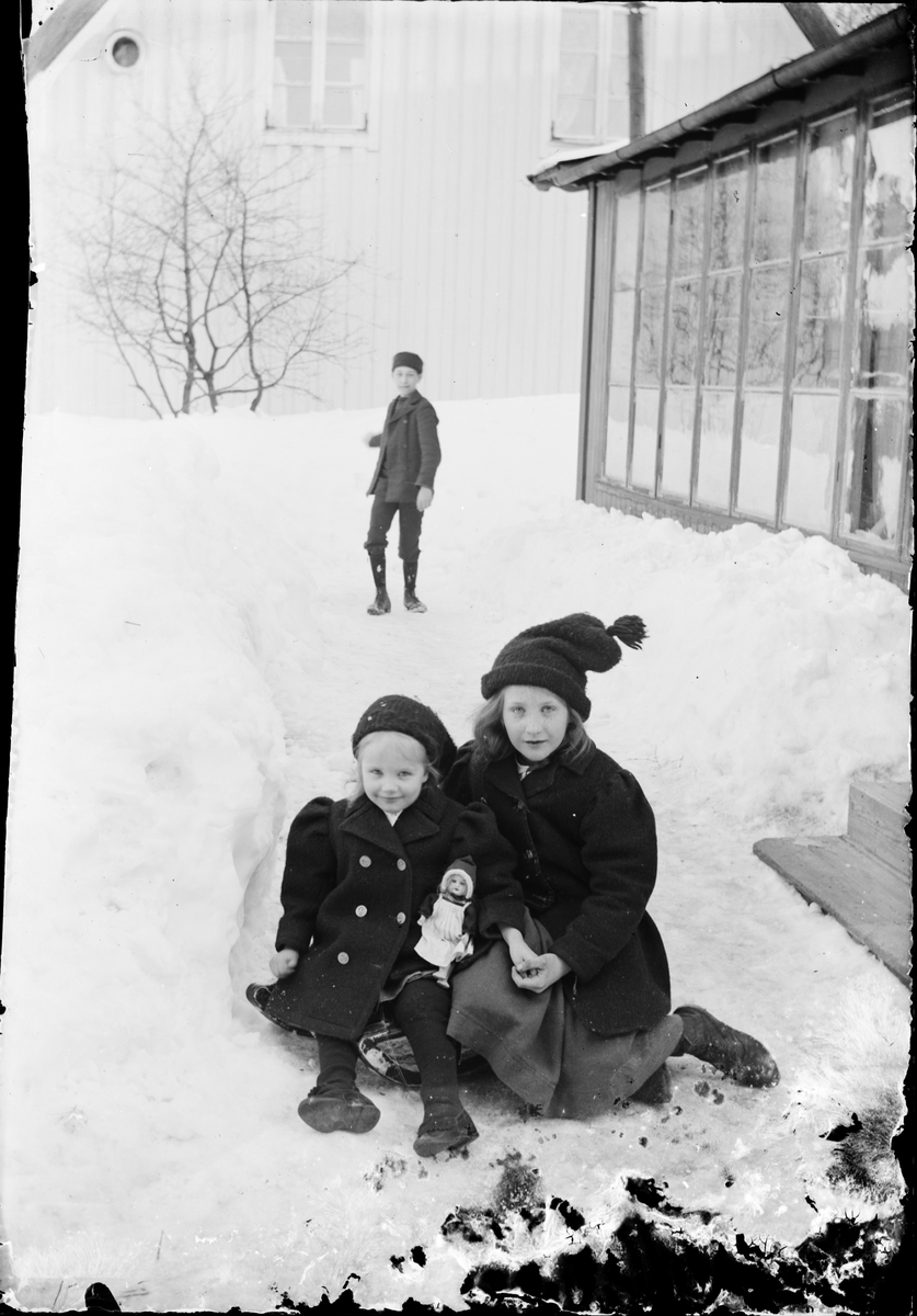 Tyra, Sara och Josef Edhlund i snön, vid fotoateljén i kvarteret Guldskäret, Östhammar, Uppland före 1914