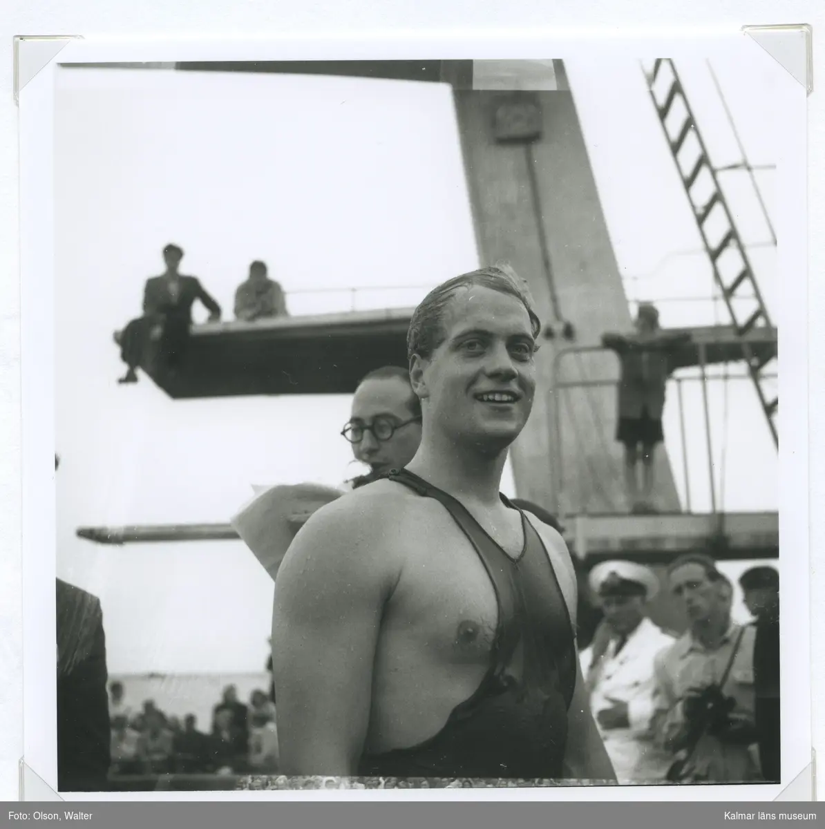 En glad deltagare i SM i simning, som 1946 hölls vid Långviksbadet i Kalmar.