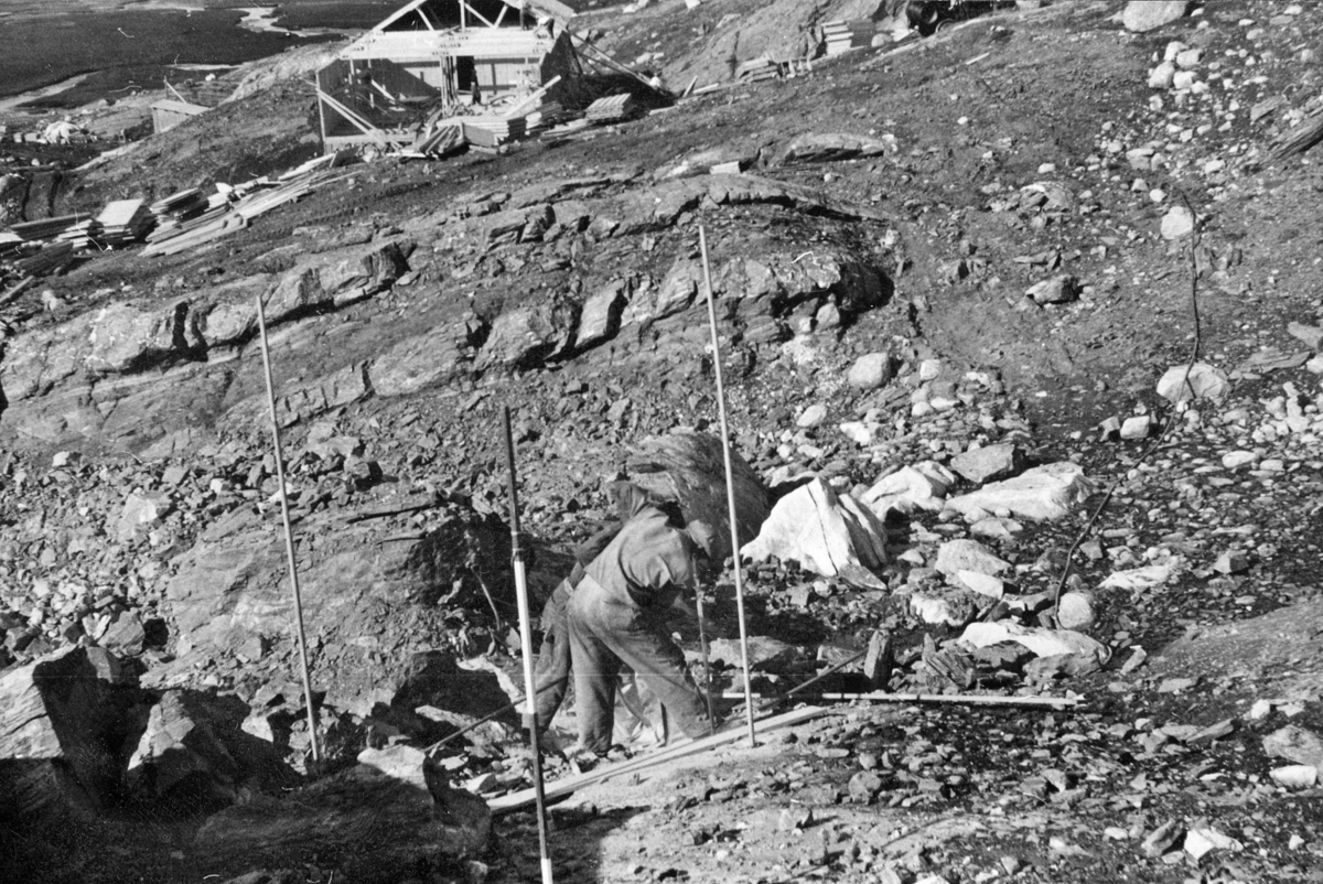 Tærskald-tunnelen 1265 m - 7m² (september 1953 - februar 1955).Thorleif Hoffs album 1, side 18. Album fra Thorleif Hoff som dokumenterer anleggsvirksomheten i Glomfjord på 1950-tallet