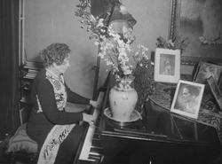 Ragna Wettergreen ved flygelet.