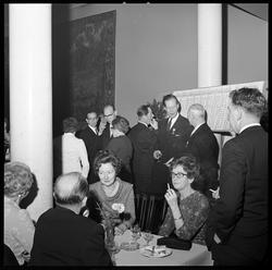 Jubileumsfest. Direktør Klingenberg i samtale med jubilanter