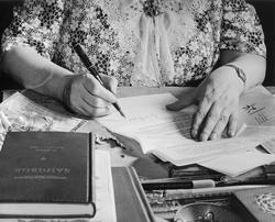 Sigrid Undset ved skrivebordet, hotel Margaret, New York