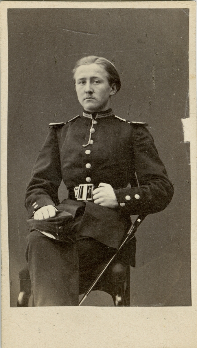 Porträtt av Johan Gustaf Staël von Holstein, kadett vid Krigsskolan Karlberg, sedemera ryttmästare vid Skånska dragonregementet K 6.

Se även bild AMA.0002415, AMA.0007467, AMA.0007545 och AMA.0021698.