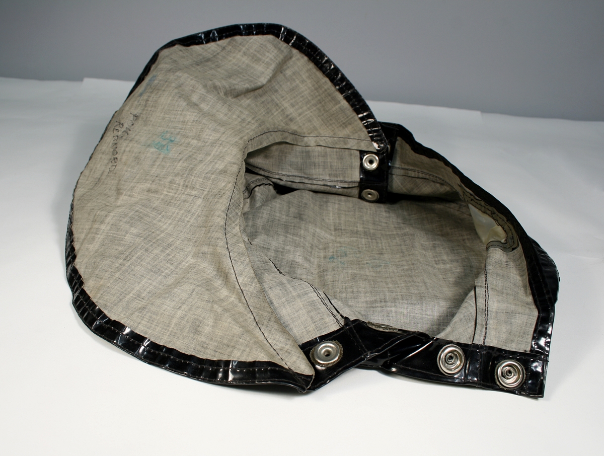 Regntrekk med gjennomsiktig front for å gjøre lueskiltet synlig.