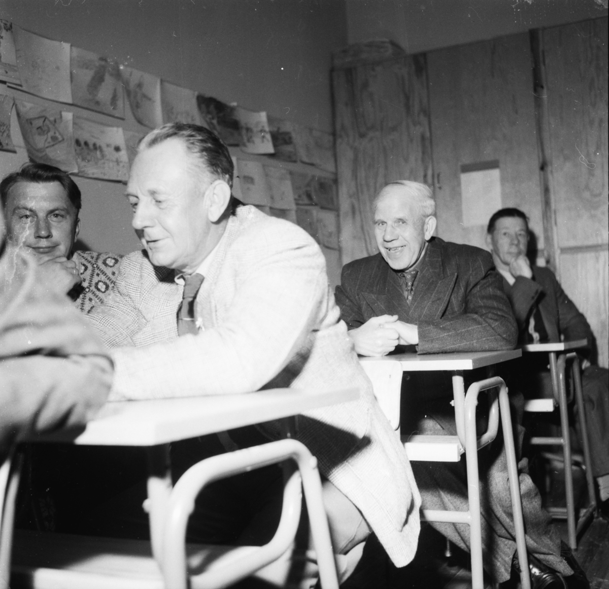 Vardens arkiv. "Klosterskogen velforening har møte på skolen"  05.05.1954