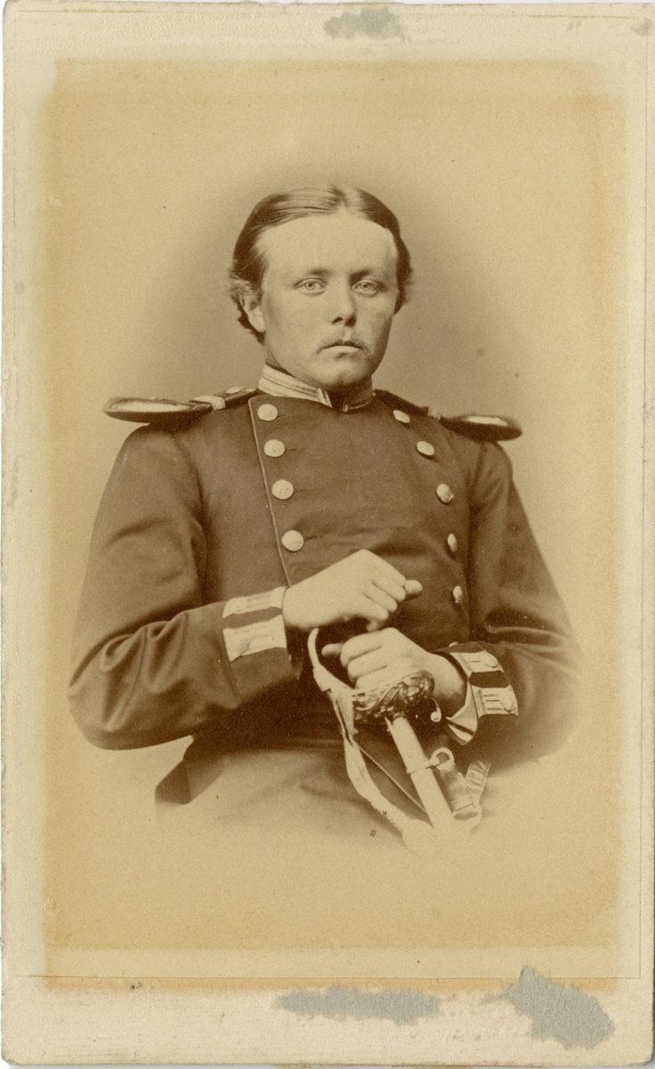 Porträtt av Carl Gustaf Eugene Hedman, löjtnant vid Hälsinge regemente I 14.
Se även bild AMA.0007475.