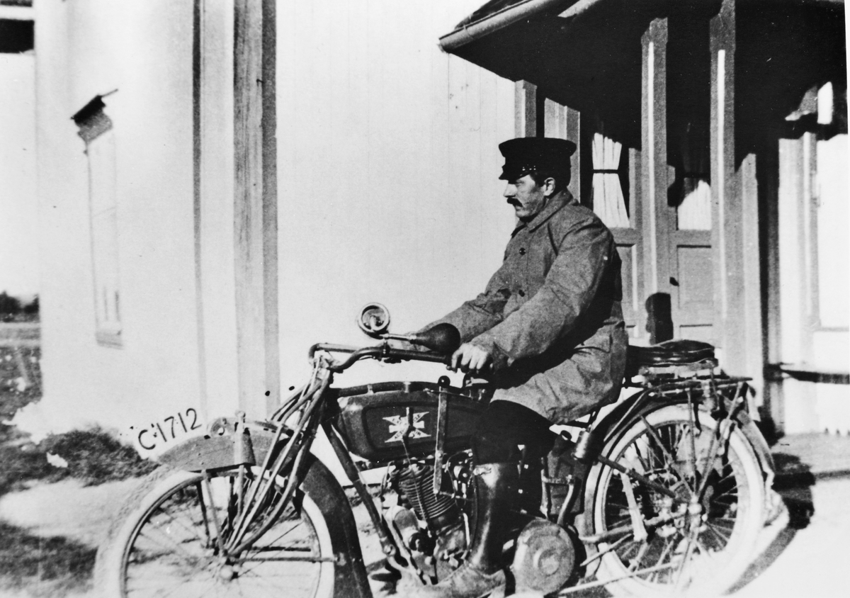 Anton Slora på sin motorsykkel C-1712 fra 1919.