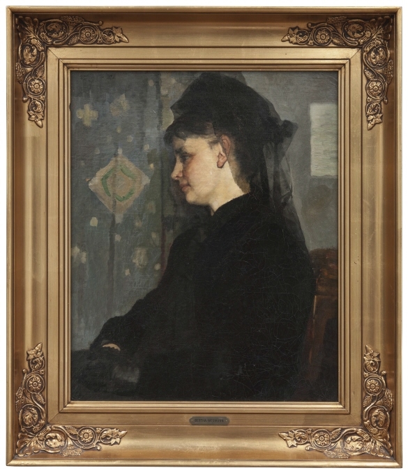Den danska konstnären Bertha Wegmann är  framförallt känd för sina porträtt. Verksam i Danmark och på kontinenten tog hon intryck från olika håll. Den här  vartklädda kvinnan i profil framför ett mönstrat draperi för tankarna till en av tidens mest berömda målningar: Whistler’s Mother , utförd av James Abbott McNeill Whistler 1871, utställd i London och Paris, och spridd genom grafiska reproduktioner.