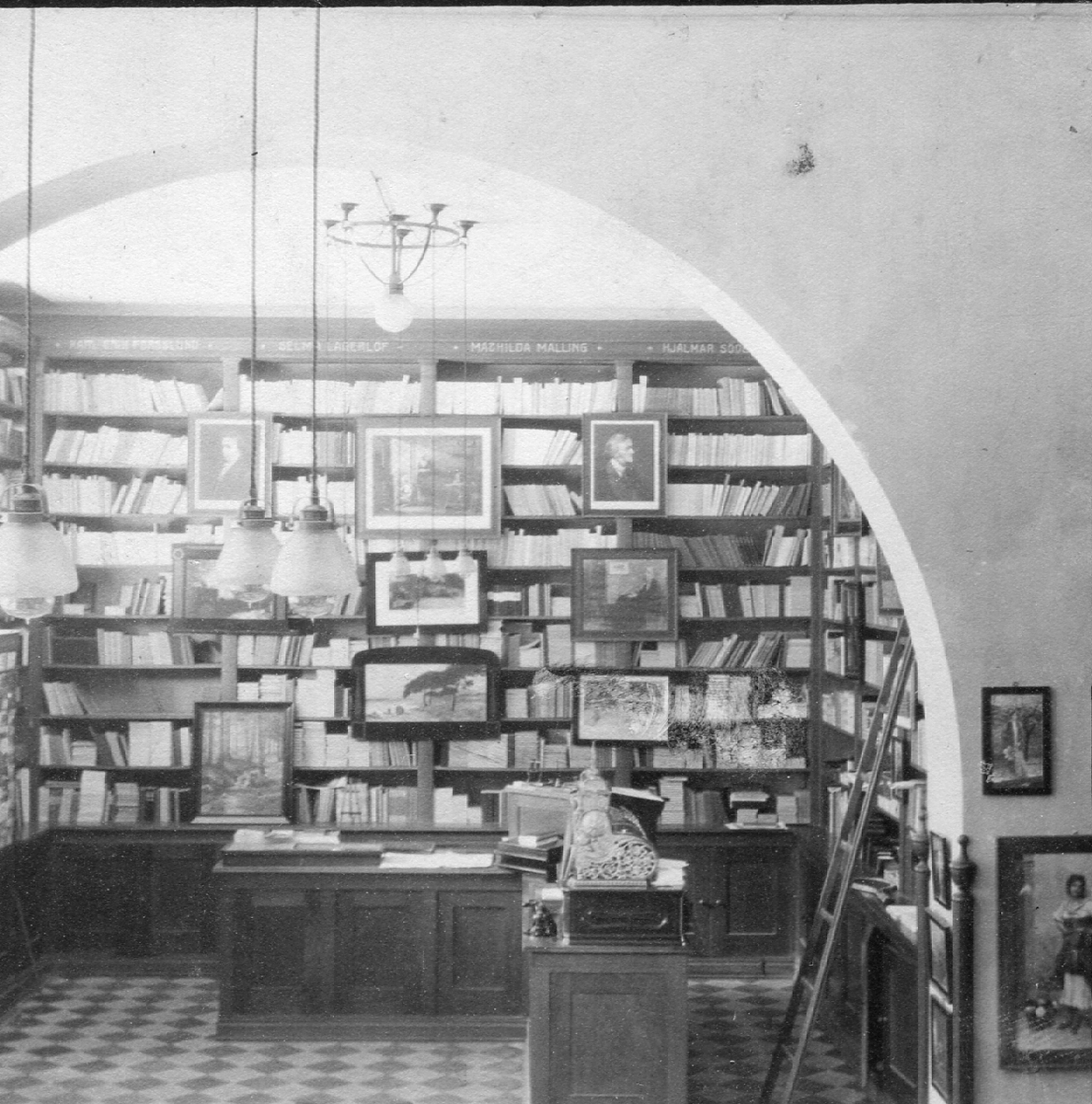 Stereoskopiska fotografier av
Hilmer Söderbaums bokhandel, Norra vägen 7