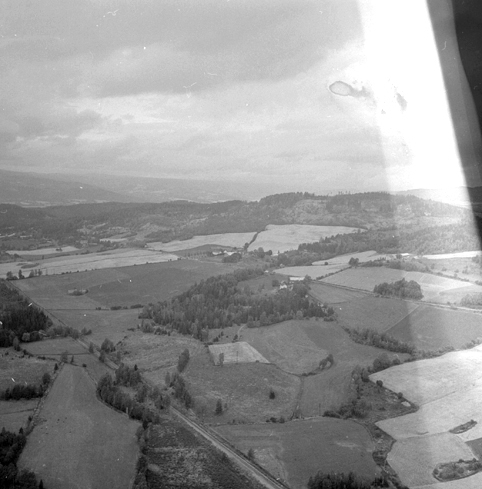 Flyfoto fra Ringsaker. Utsikt vestover Rudshøgda. Fuglseng nordre bakerst midt i bildet u/ Fuglsengberget.