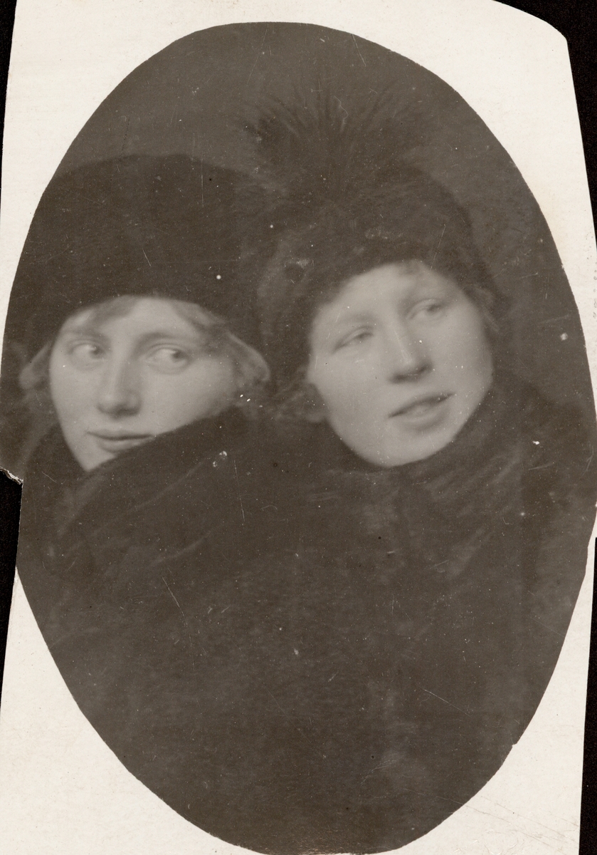 Portrett av to unge kvinner.