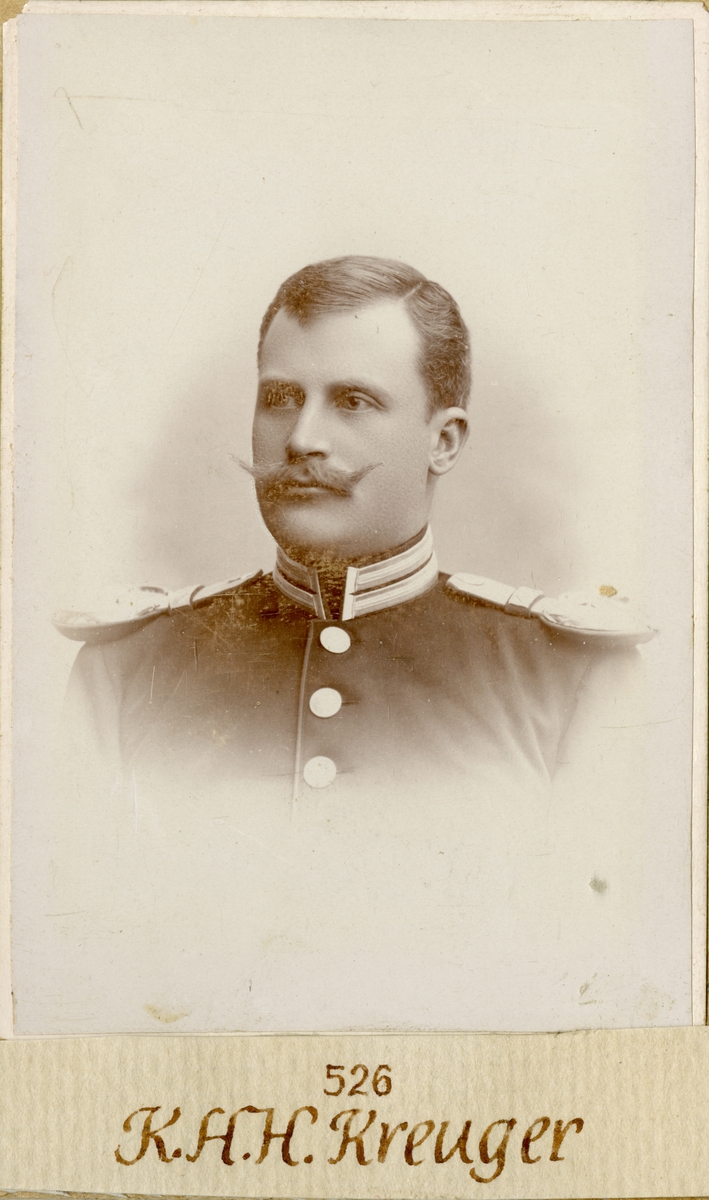 Porträtt av Klas Hugo Henrik Kreüger, löjtnant vid Andra livgardet I 2.
Se även bild AMA.0009576.