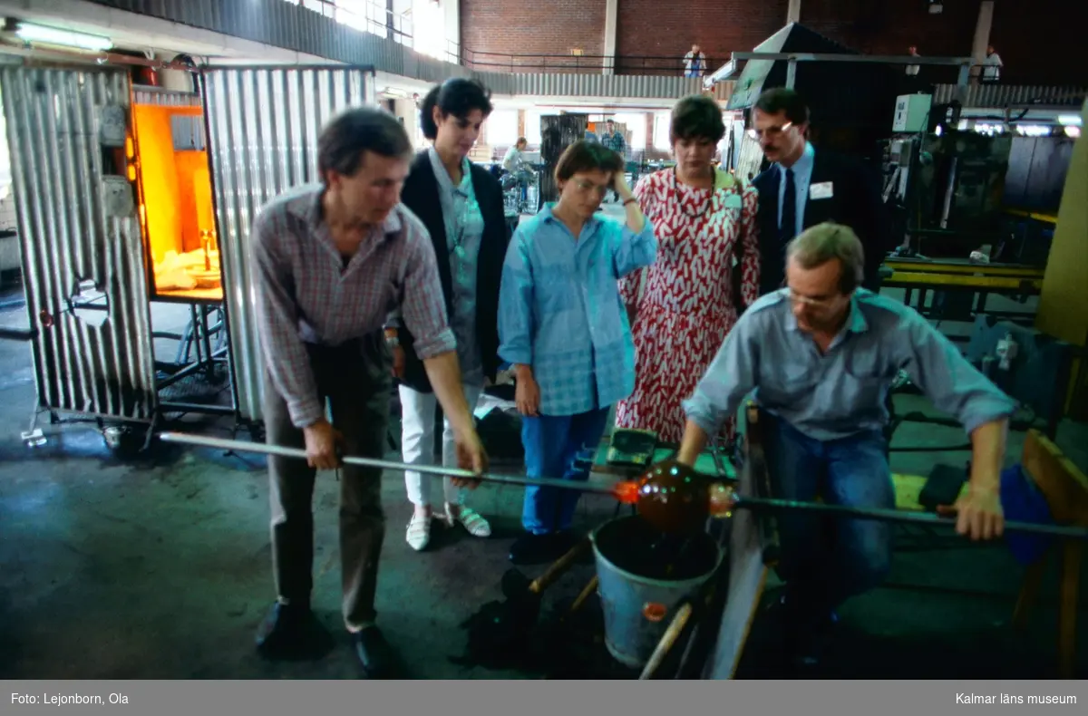 Glasblåsning i Orrefors Glasbruk, 1986-06-02

Glasblåsare som klipper av ett ämne, som ska drivas ut till en skål eller vas.