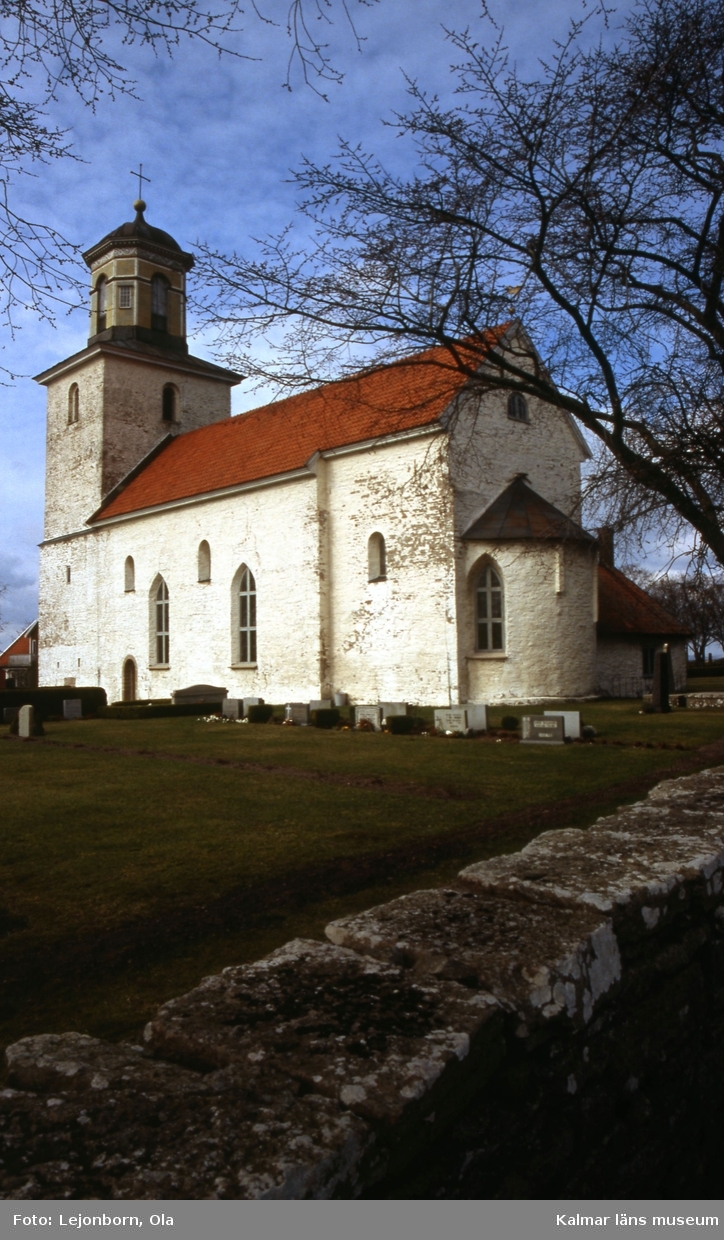 Resmo kyrka är det medeltida Sveriges äldsta bevarade kyrkobyggnad som alltjämt är i bruk. Den är den bäst bevarade av de kvarstående öländska medeltidskyrkorna och har genom byggnadsantikvariska undersökningar dokumenterats till 1000-talet. De äldsta delarna - koret med absid, långhuset, delar av västtornet - daterar sig från 1000-talets slut. Västtornet färdigställdes vid mitten av 1100-talet och omkring år 1200 uppfördes också ett östtorn. En sakristia tillbyggdes vid 1740-talets början. Stora spetsbågiga fönster höggs upp 1784 och det plana innertaket ersattes med ett tunnvalv av trä. Östtornet, som förvandlat kyrkan till en klövsadelskyrka, revs vid 1826 års ombyggnad ned till något över det ursprungliga korets nivå, och kyrkan erhöll i huvudsak sitt nuvarande utseende. Vid samma tillfälle försågs tornet med lanternin; kor och långhus täcks av ett gemensamt sadeltak; korets takfall dock något kortare. Ytterligare förändringar av tornets utseende gjordes 1890. År 1923 förändrades exteriören enligt förslag av arkitekt A. Roland.

(Uppgifterna är hämtade från Wikipedia)