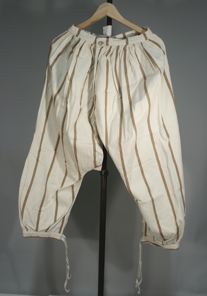 Vest og bukse mulig brukt av fanger eller laget av fanger til salg.
