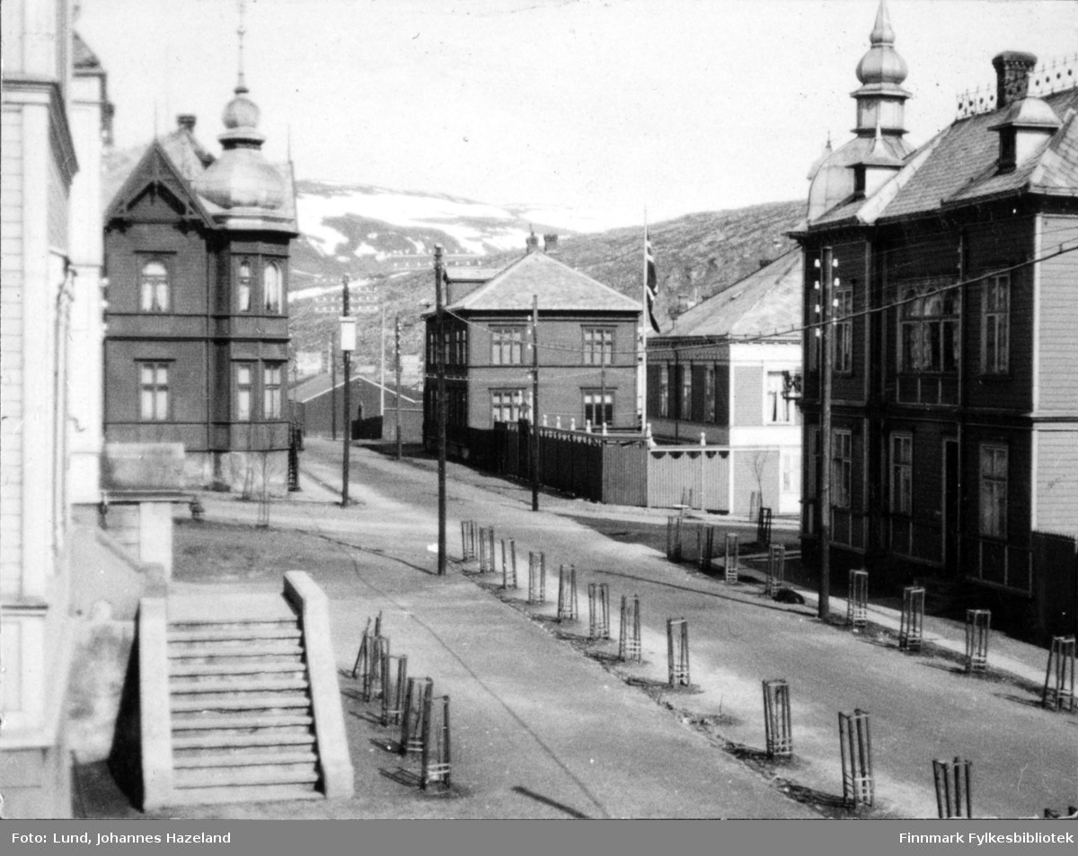 Gate sentralt i Hammerfest, med statselige store bygninger. To av dem har løkkupler