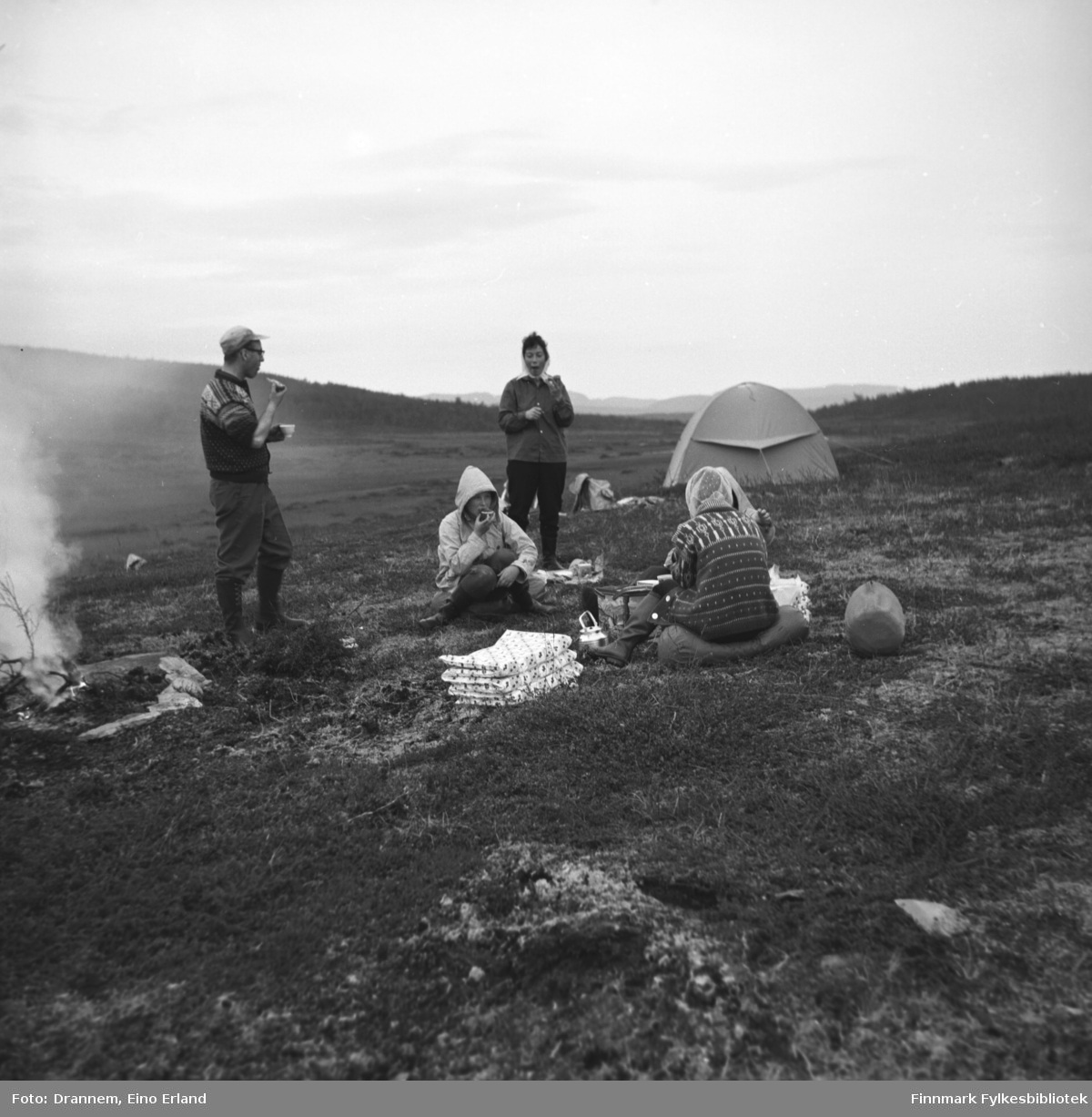 Fire personer på telttur, sted ukjent. Jenny Drannem er nr. tre fra venstre på bildet.