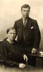 Portrett av kvinne og mann.