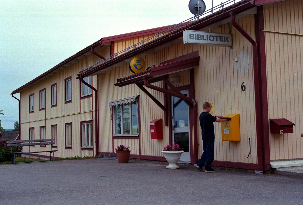 Post i butik i Tallåsen, Hälsingland, 1999. Inrymt i bibliotek.