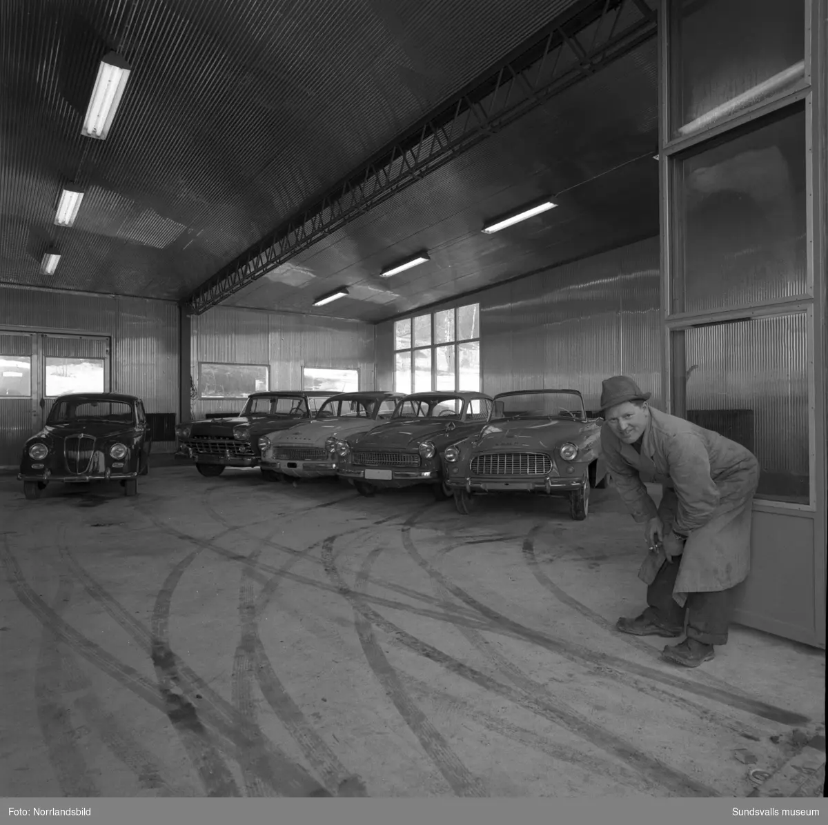 Shell bensinstation i Timrådalen. På första bilden är det Gunno Granström under huven på en bil och på tredje bilden ses innehavaren Ture Granström i bilhallen.
