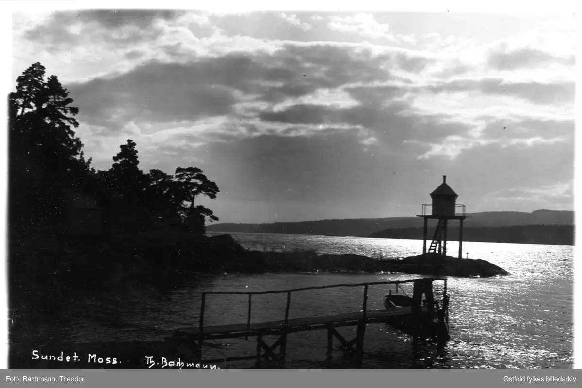 Havner og brygger i Moss. Utsikt fra Mosse-siden mot Jeløy (muiligens Kulpe). I bakgrunnen Kjellandsvik-tangen og Rosnes.