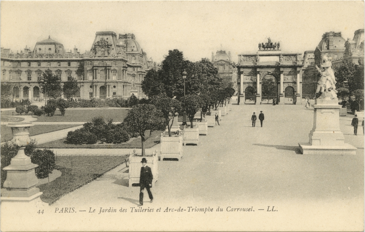 Frå Tuileries-parken i Paris med triumfbue og statuer. 