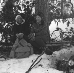 Jenny Drannem og Turid Karikoski på tur i skogen ved Karasjo