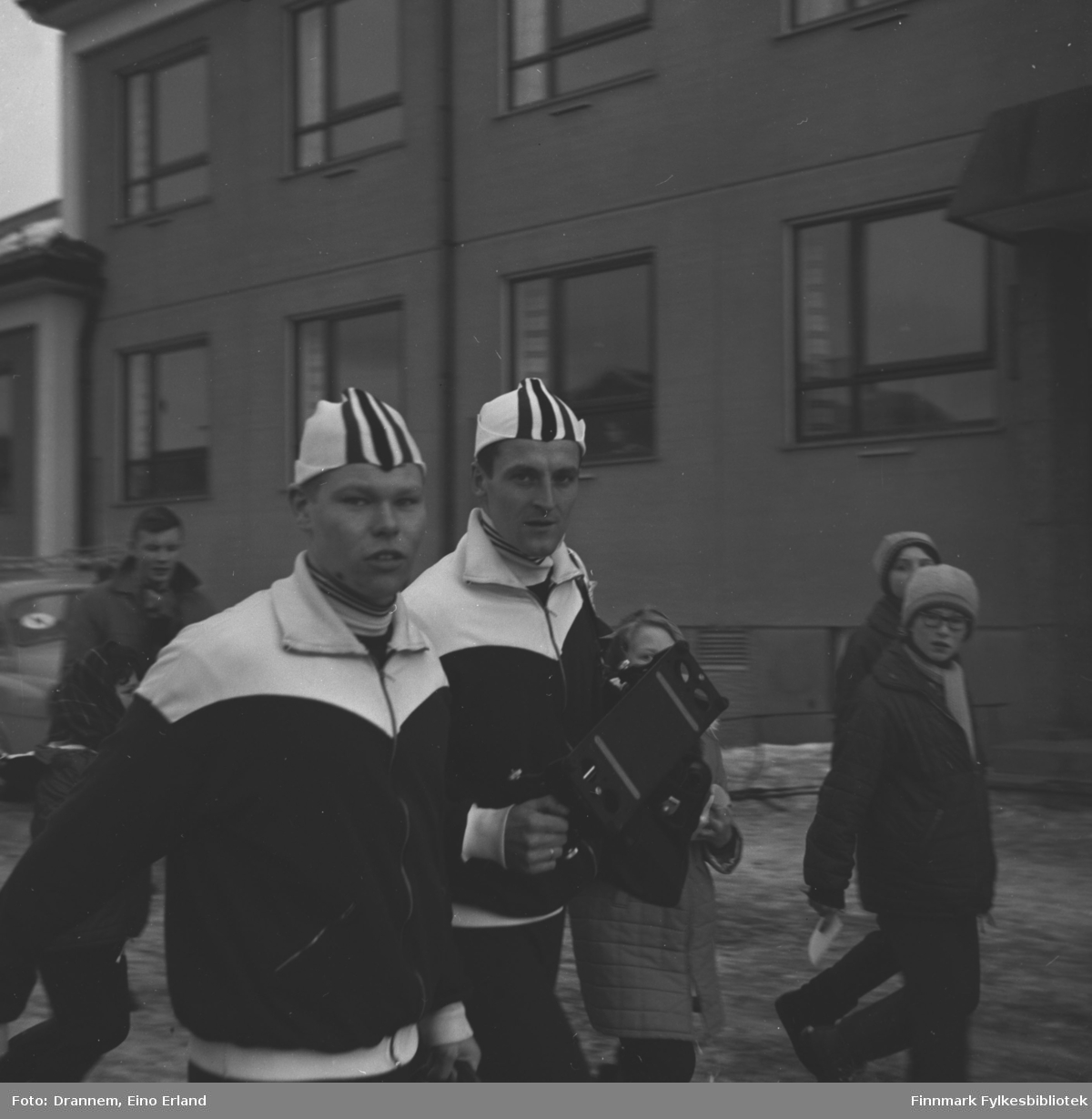 Skøyteløperene Per Ivar Moe (til venstre) og Fred Anton Maier fotografert i Alta i forbindelse med et skøytestevne.