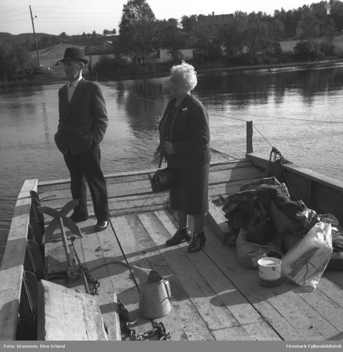 Einar og Kaspara Jonassen fotografert på ferga/prammen over Neidenelva.