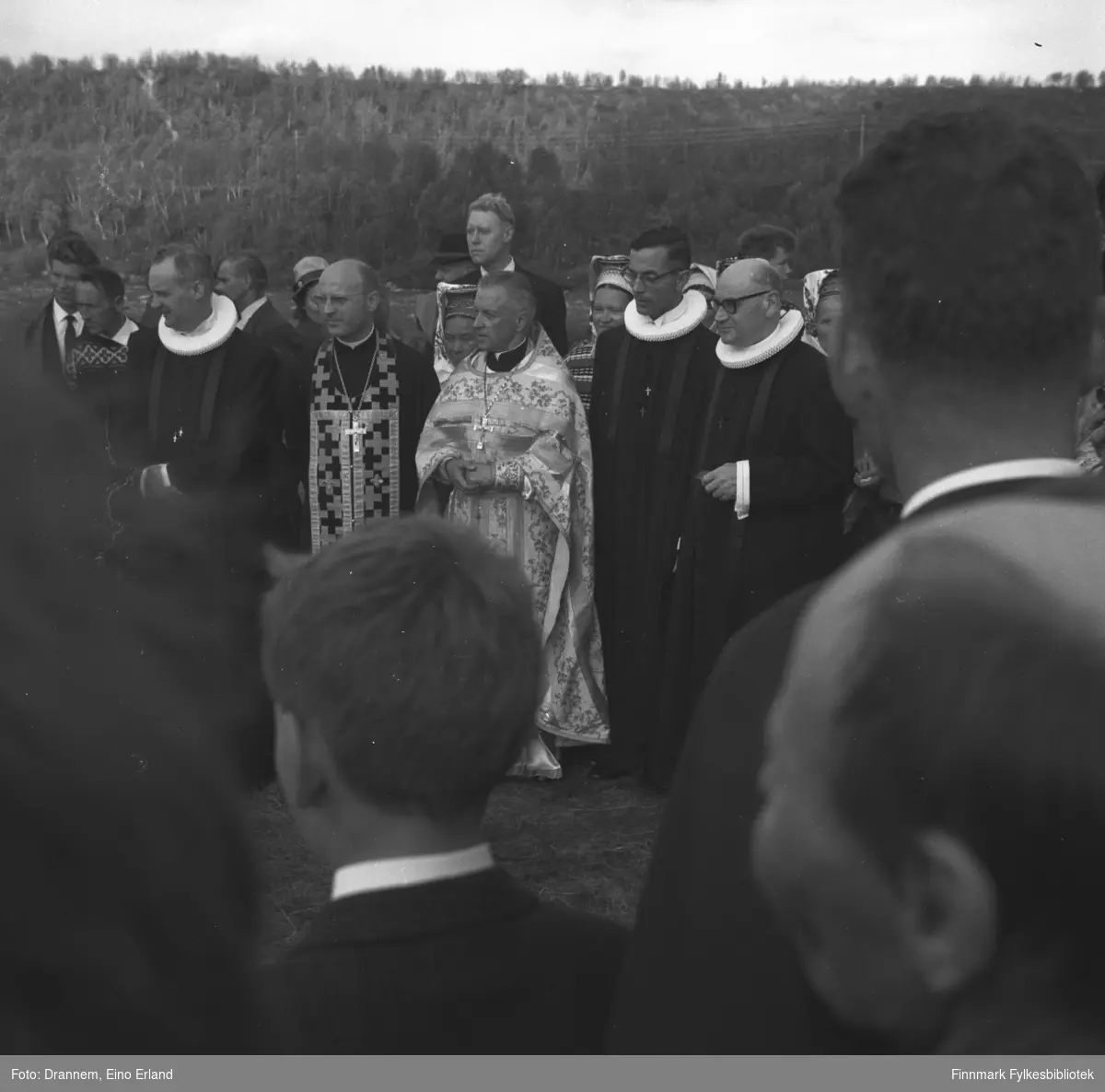 Ortodoks gudstjeneste foran Sankt Georgs kapell i Neiden i Finnmark. To finske ortodokse prester i midten , til venstre Filadelfos Laakso og til høyre Yrjö Räme. Presten til venstre, i samarie og pipekrage, er Erik Schytte Blix, (1921-1983. Presten til høyre, også i samarie og pipekrage, er Ernst Galschiødt, (1906-1993). Bildet må være tatt i 1965 eller senere. Tradisjonen med ortodokse gudstjenester ble gjenopptatt dette året. Sankt Georgs kapell er Finnmarks eldste kirkehus og det eldste ortodokse gudshus i Norge. Det er fra 1565 og ble bygd av Trifon. Kapellet er en liten, lav tømmerbygning. kun 10 kvadratmeter. Kapellet er ikke bygget til liturgisk bruk, men var nok tenkt som bønnehus og gravkapell. Kapellet har stor religiøs og historisk betydning for skoltene (skoltesamer), et finsk-ugrisk folkeslag som tradisjonelt tilhører Den ortodokse kirke. Hver sommer holdes det liturgi på stedet. 

