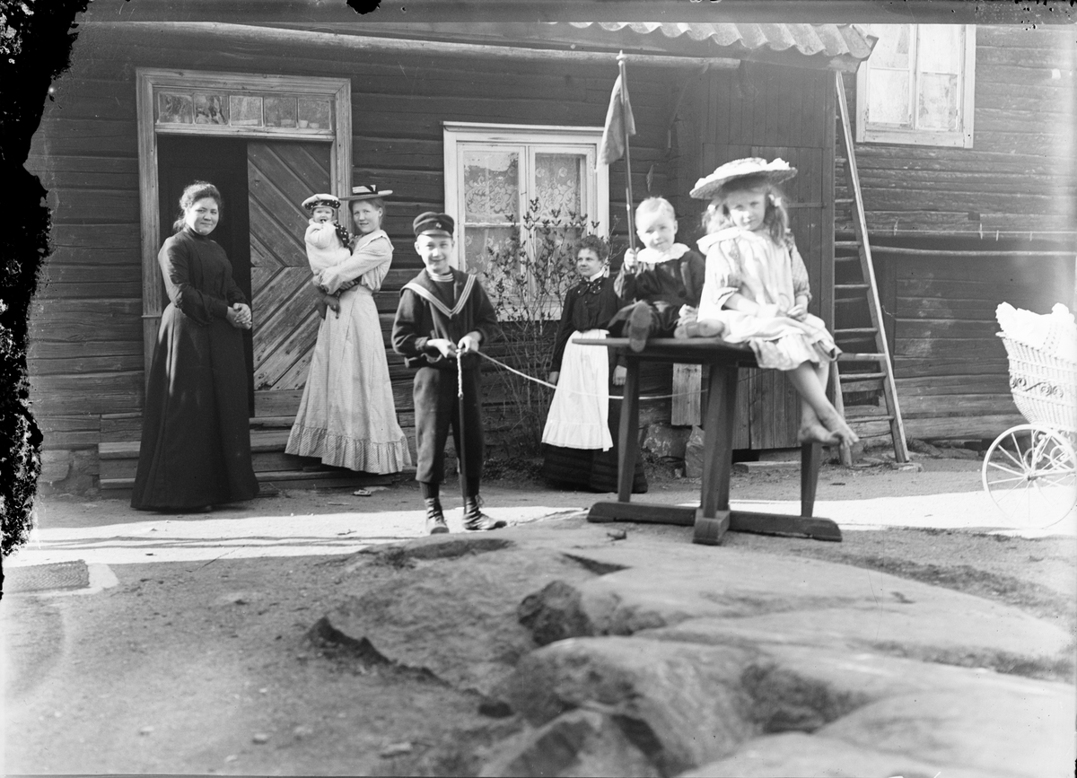 Familjen Edhlund med fotobiträden, kvarteret Guldskäret 25, Östhammar, Uppland 1904