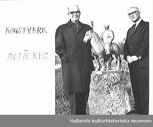 "Skulptur. Varbergs arbetarekkommun. Konstverk avtäckes. Skulpturen ""Bonden och hästen"" av Nanna Johansen-Ullman.Förvaras i FANN1 volym K1:1."