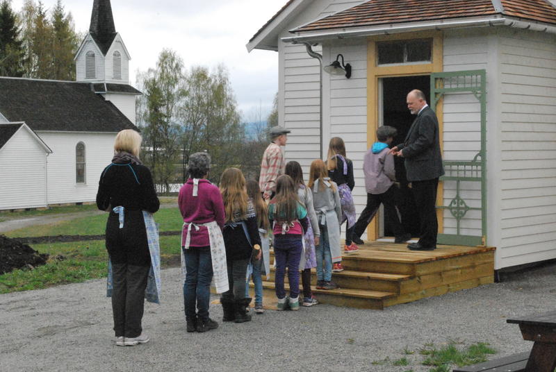 Skoleklasse på vei inn til skoletime i Leet-Cristopher skolen på Migrasjonsmuseet
