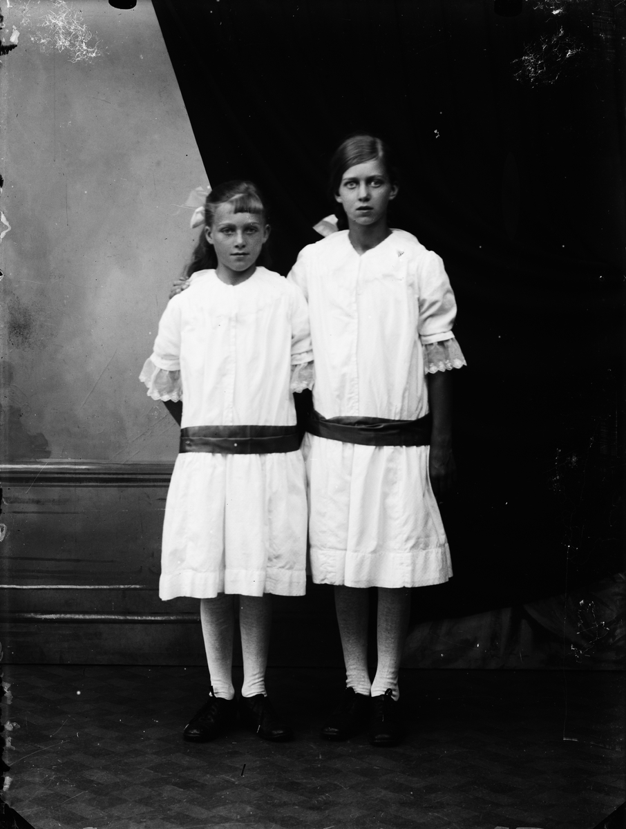 Ateljéporträtt - två flickor, Alunda, Uppland