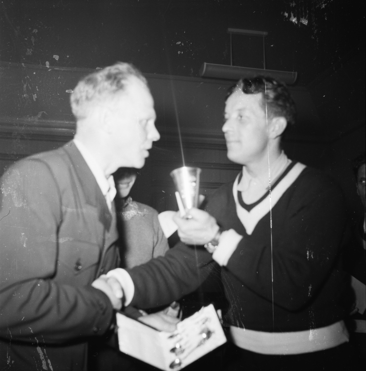 Vardens arkiv. "Premieutdeling på Skotfoss i forbindelse med renn i Hasselbakken v/Grethe"  21.03.1954