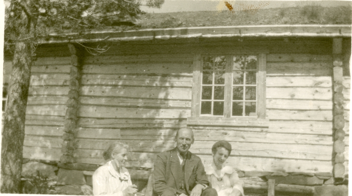 Olaus Islandsmoen sammen med Dorte Toresen og Aagot Jahre, ved Øyangen sommeren 1920.